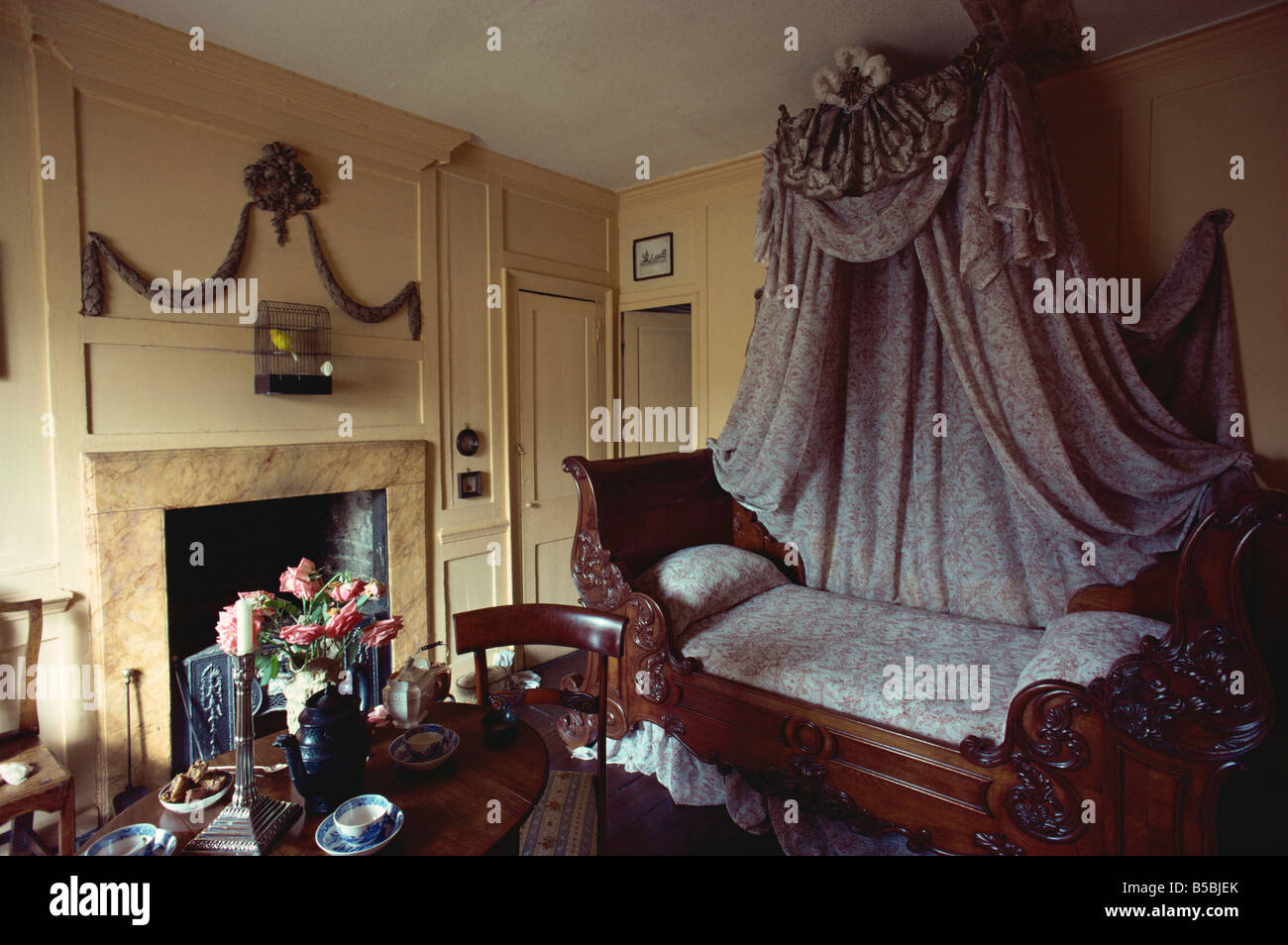 La camera da letto nella ricreazione di seta Huguenot Weaver's House di Spitalfields a Londra, Inghilterra, Europa Foto Stock