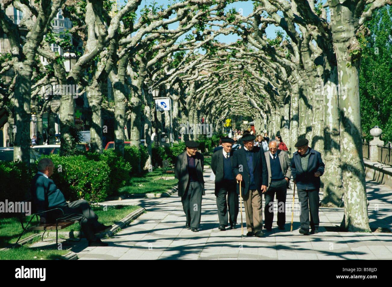 Gli uomini in berretti in paseo conversazione da fiume Arlanzon Burgos Castilla y Leon Vecchia Castiglia Spagna Europa Foto Stock