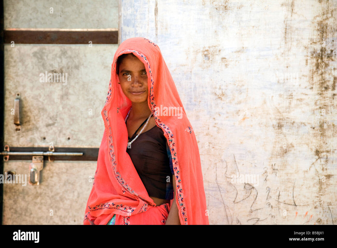 Un giovane villaggio indiano donna in un sari rosso, Rajasthan, India Foto Stock