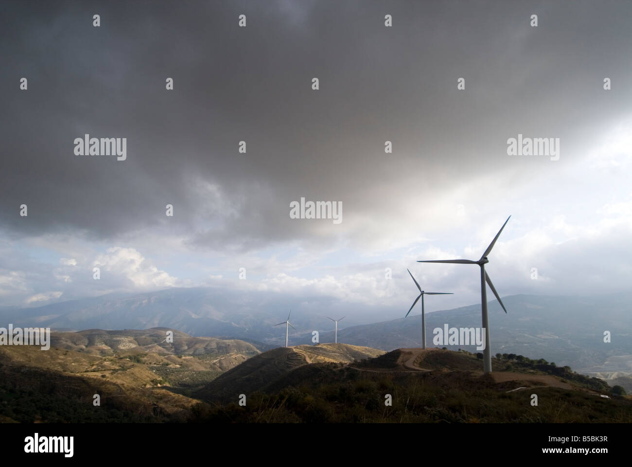 Le turbine eoliche che la produzione pulita di energia sostenibile nella catena montuosa della Sierra Nevada in Andalusia in Spagna meridionale Foto Stock