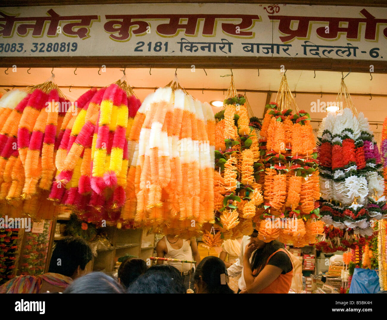 Nozze Colouful ghirlande appese in un negozio nel mercato Kinari, 'Vecchia Delhi, India Foto Stock