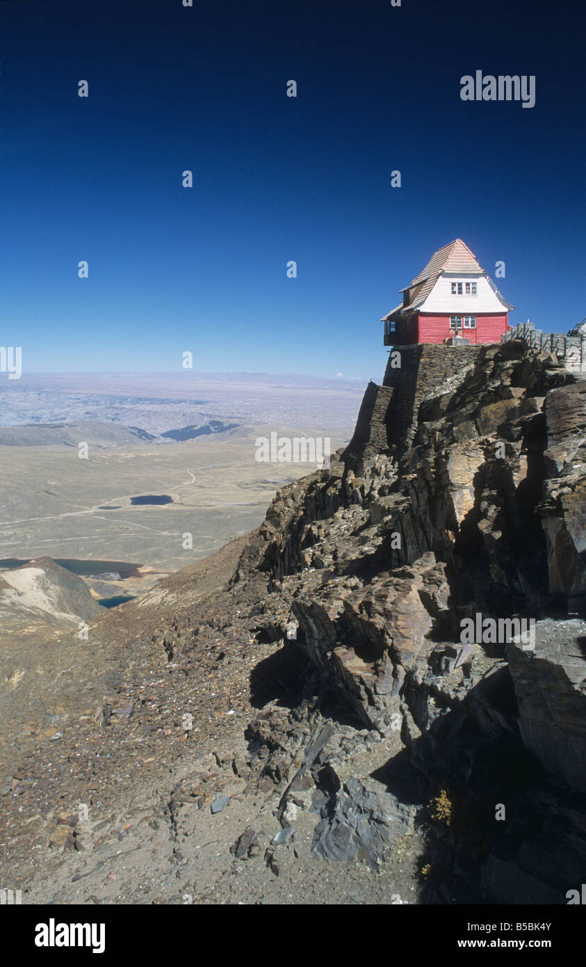 Vista del vecchio rifugio sul Monte Chacaltaya, altiplano in lontananza, Cordillera Real, vicino a la Paz, Bolivia Foto Stock