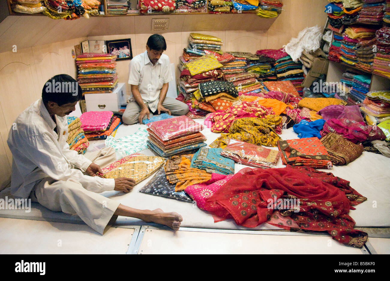 I negozianti pacchetto new saris, il mercato Kinari, 'Old Delhi' India Foto Stock