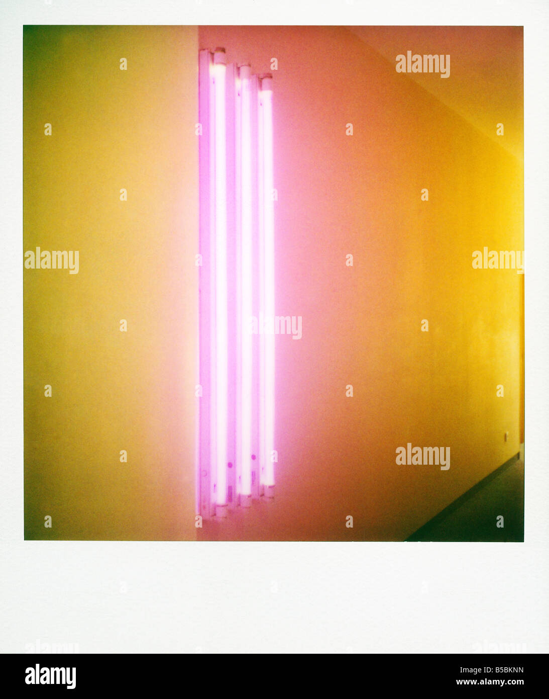Polaroid di strisce colorate creato da colorati tubi fluorescenti Point Hotel Edinburgh Scotland Regno Unito Europa Foto Stock