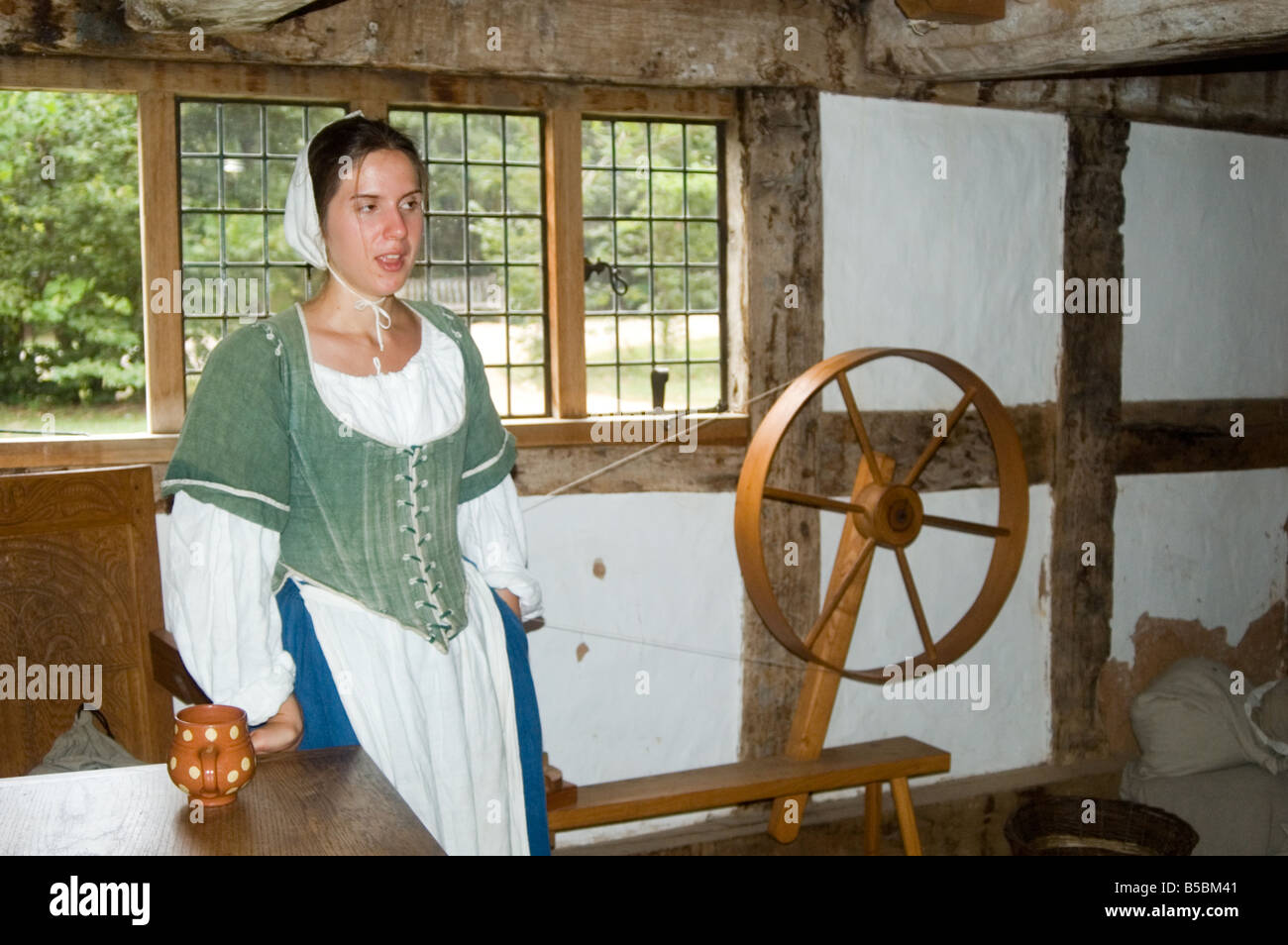 Donna e ruota di filatura Frontier Culture Museum Staunton VA Foto Stock