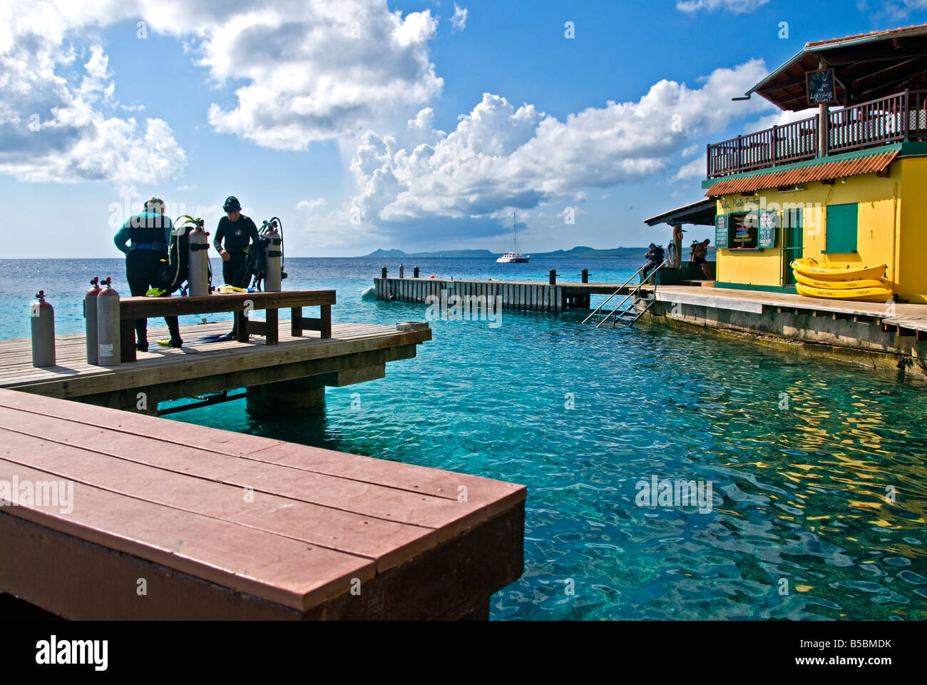 I subacquei getting sistemata sul dock a Buddy Dive Bonaire nei Caraibi Foto Stock