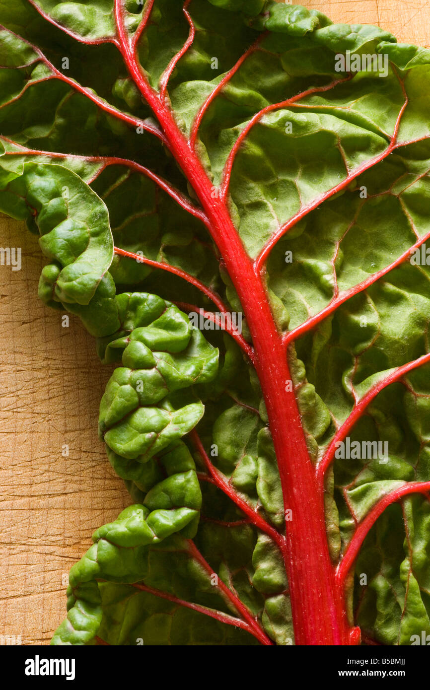 Studio nature morte di bietole su un tagliere Foto Stock