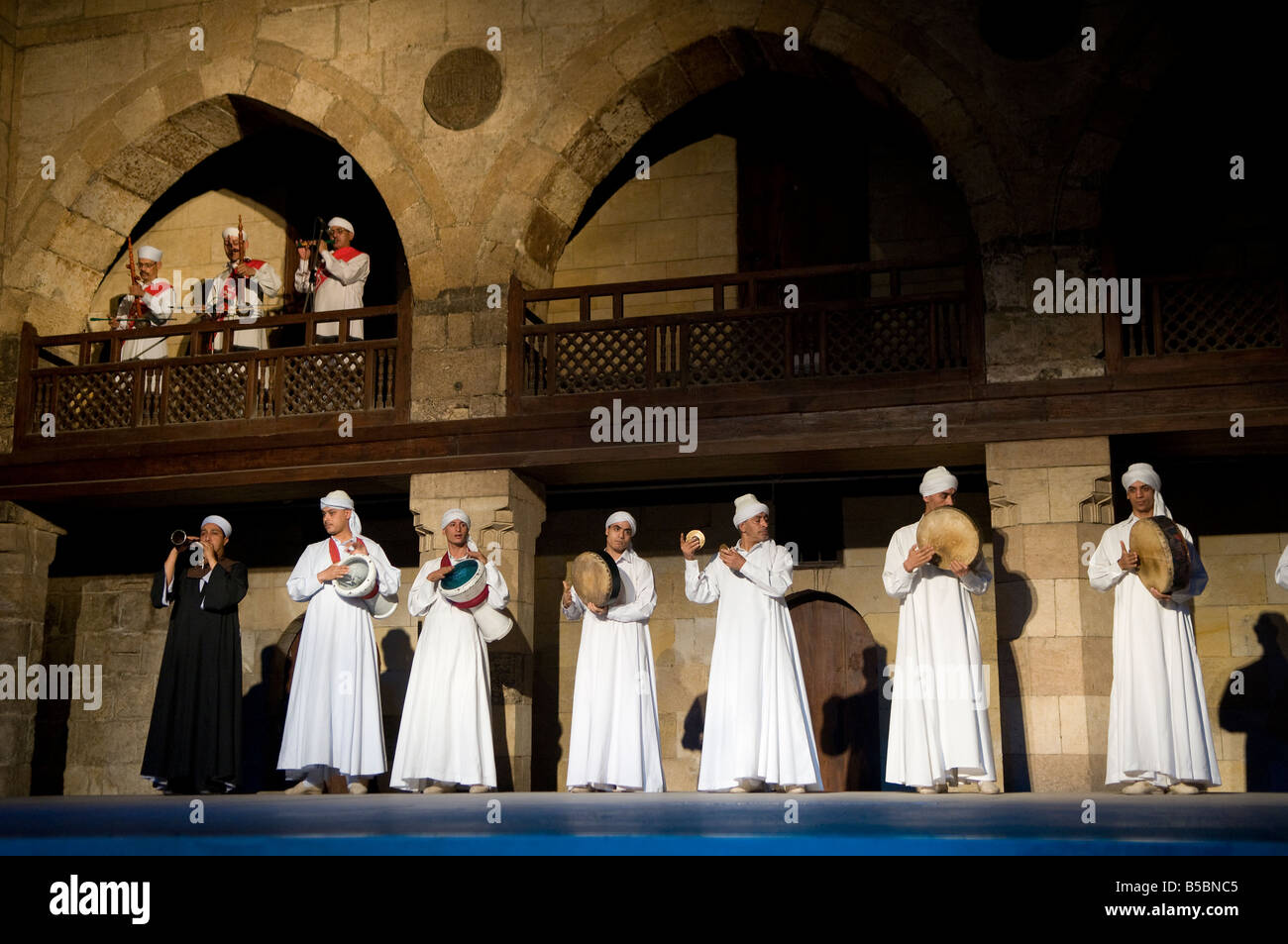 I Dervish o prestazioni Darvish di al tannoura patrimonio egiziano dance troupe al Wekalet el Ghouri Arts Center nel vecchio Cairo Egitto Foto Stock