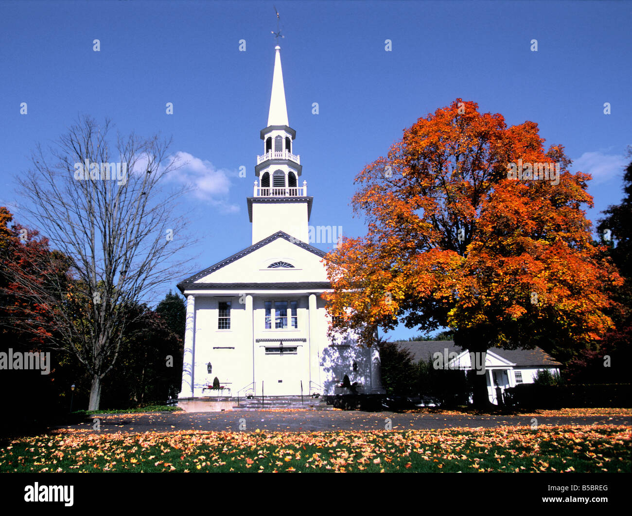 Stati Uniti d'America New England Connecticut Saugatuck Chiesa congregazionale in autunno Foto Stock