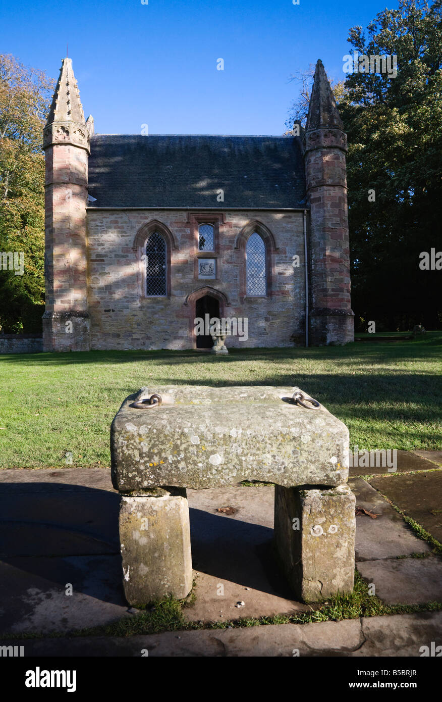 Replica di La Pietra del Destino sulla collina controverso a Scone Palace, antico luogo di coronamento dei re scozzesi, Perthshire Scozia. Foto Stock