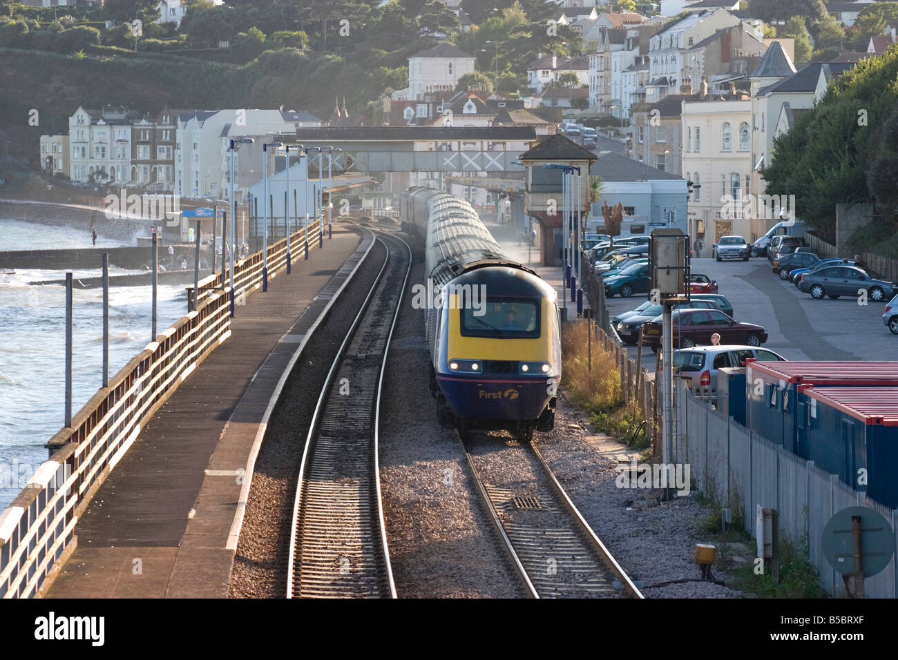 Inter-city treno passa attraverso Dawlish nel Devon nel sole del tardo pomeriggio Foto Stock