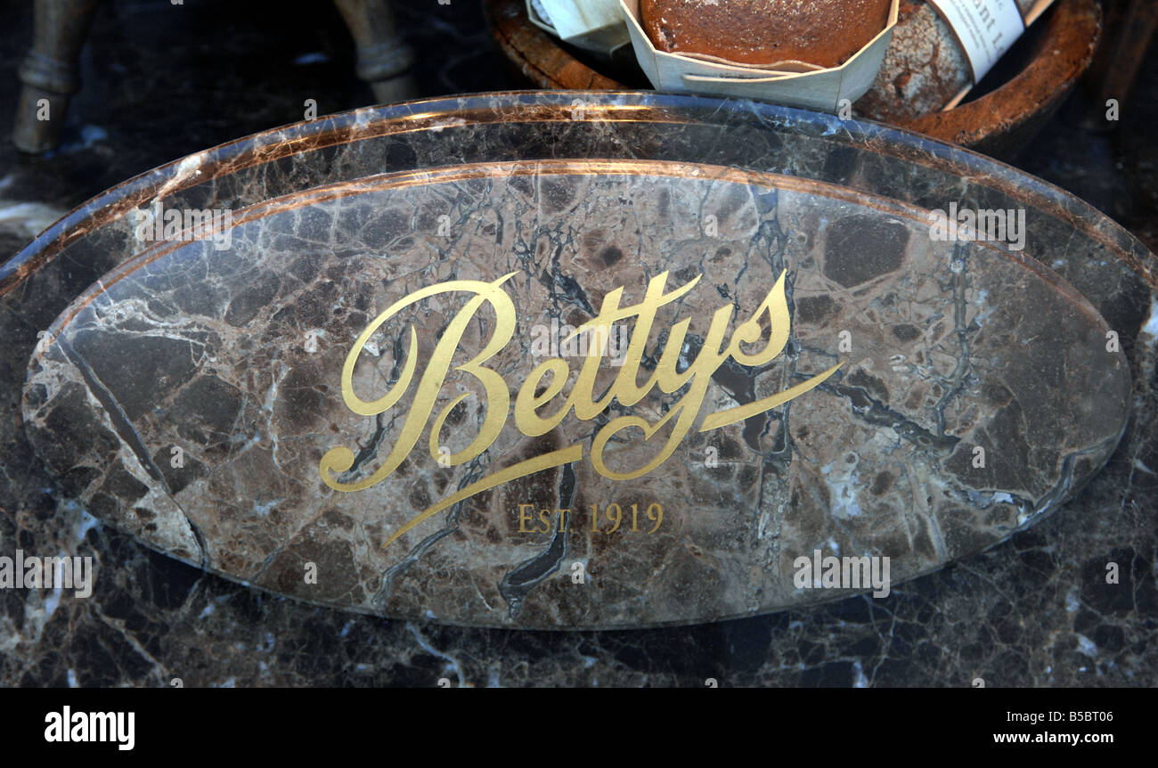 Bettys sala da tè finestra sign in Harrogate Yorkshire Ottobre 2008 foto da Simon Dack Foto Stock