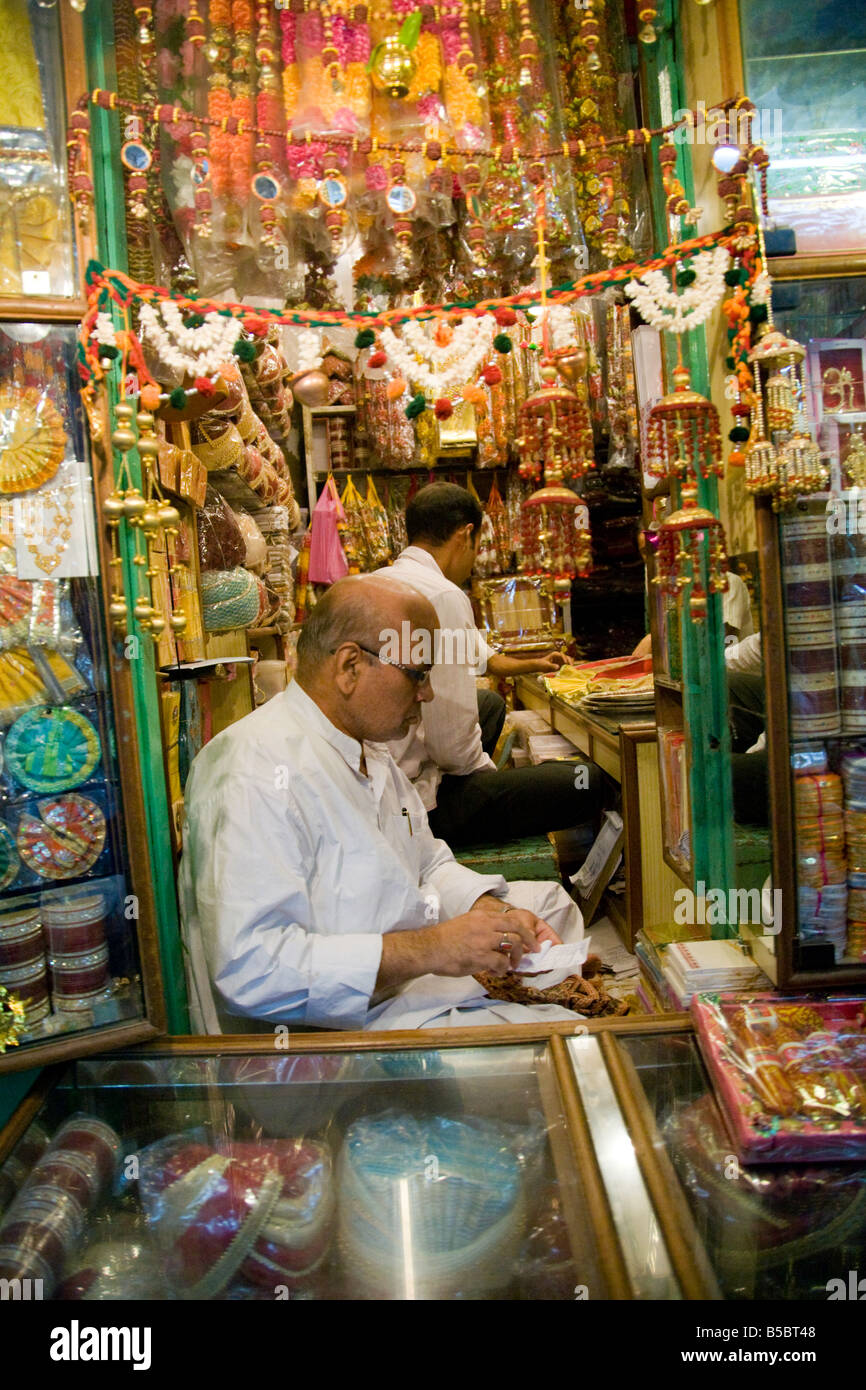 I negozianti in un negozio nel mercato Kinari, 'Old Delhi' India Foto Stock