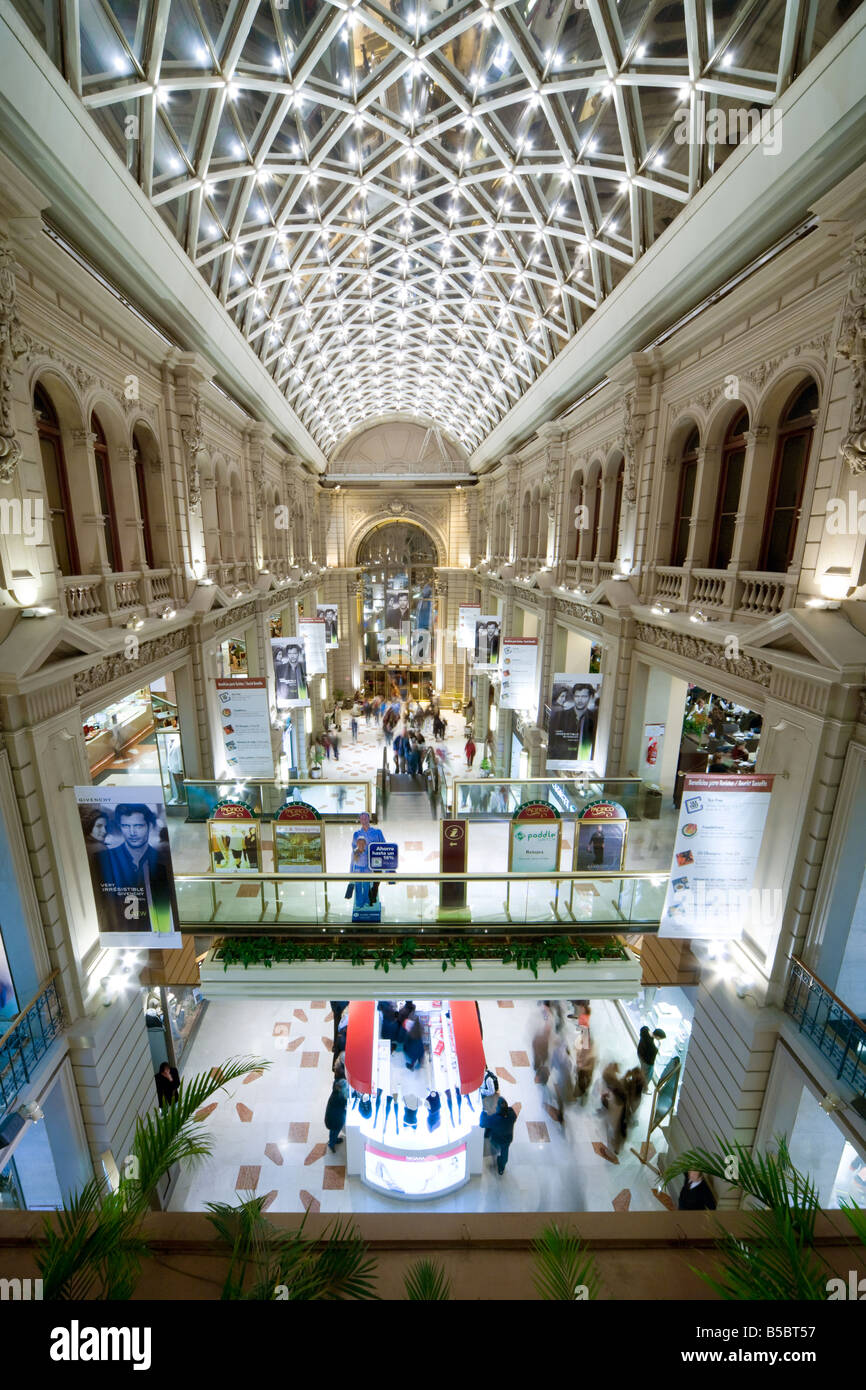 Galleria principale del upscale Galerias Pacifico shopping mall a Buenos Aires in Argentina. Foto Stock