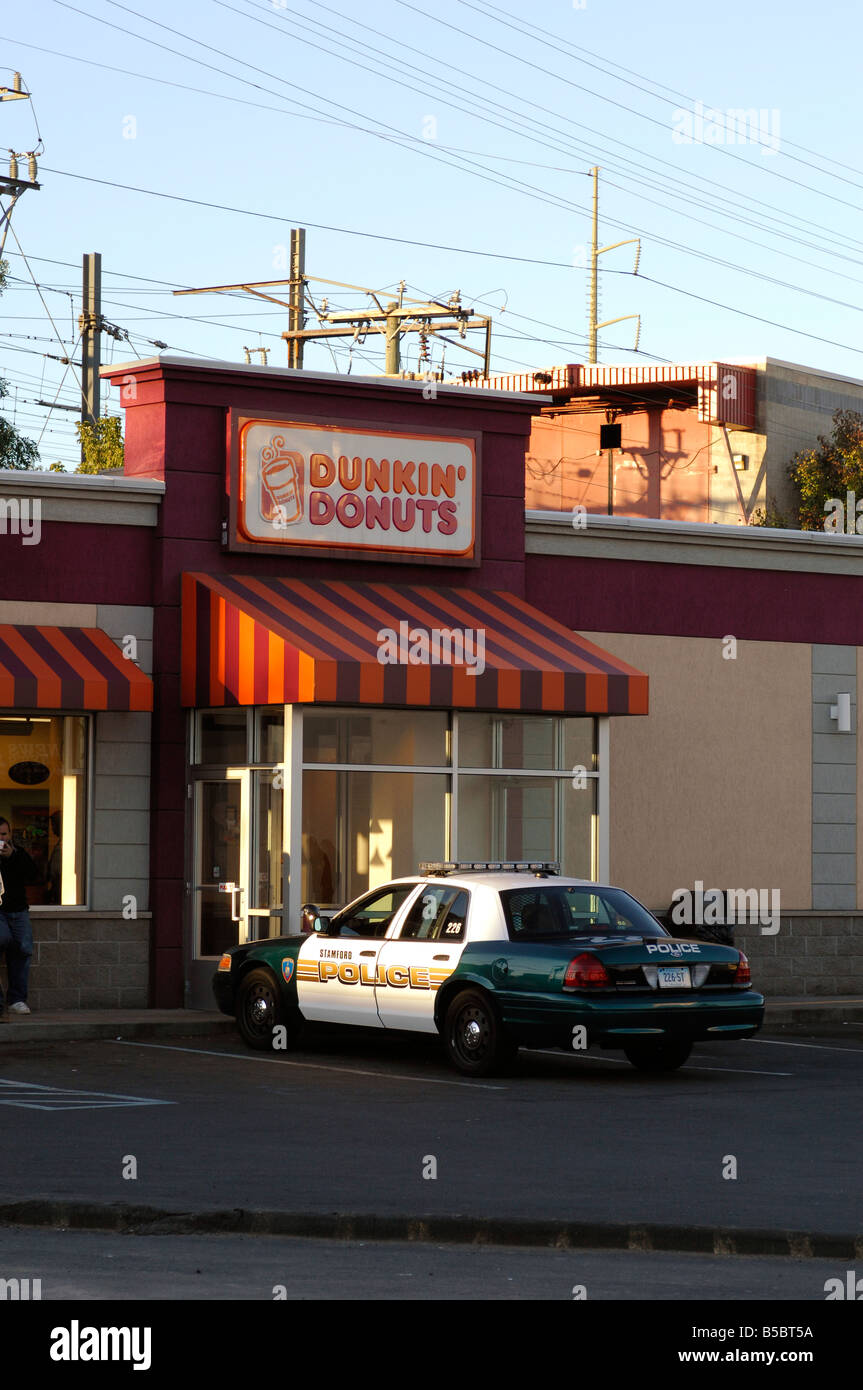 Una macchina della polizia parcheggiata fuori un Dunkin' Donuts store in Stamford Connecticut USA Foto Stock
