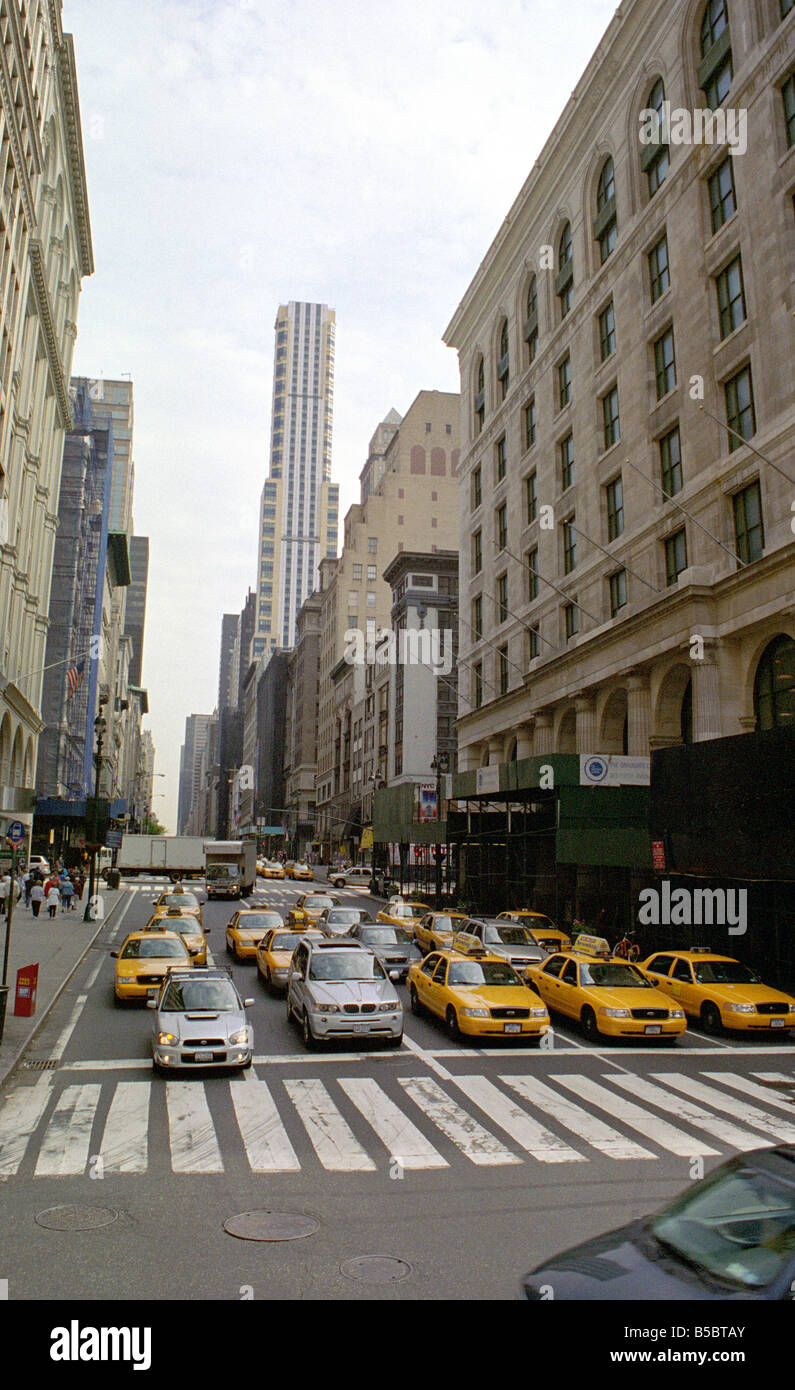Attraversate il traffico in Manhattan, New York City. Foto Stock
