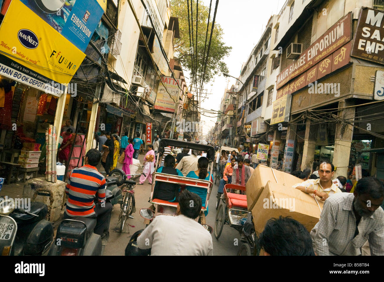 Le strade affollate da un risciò bicicletta, 'Vecchia Delhi, India Foto Stock