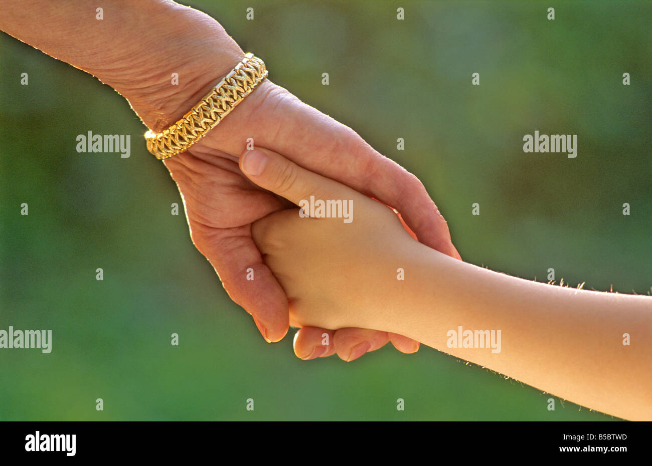 Nonna tenendo le mani con il suo nipote all'aperto vicino fino Foto Stock