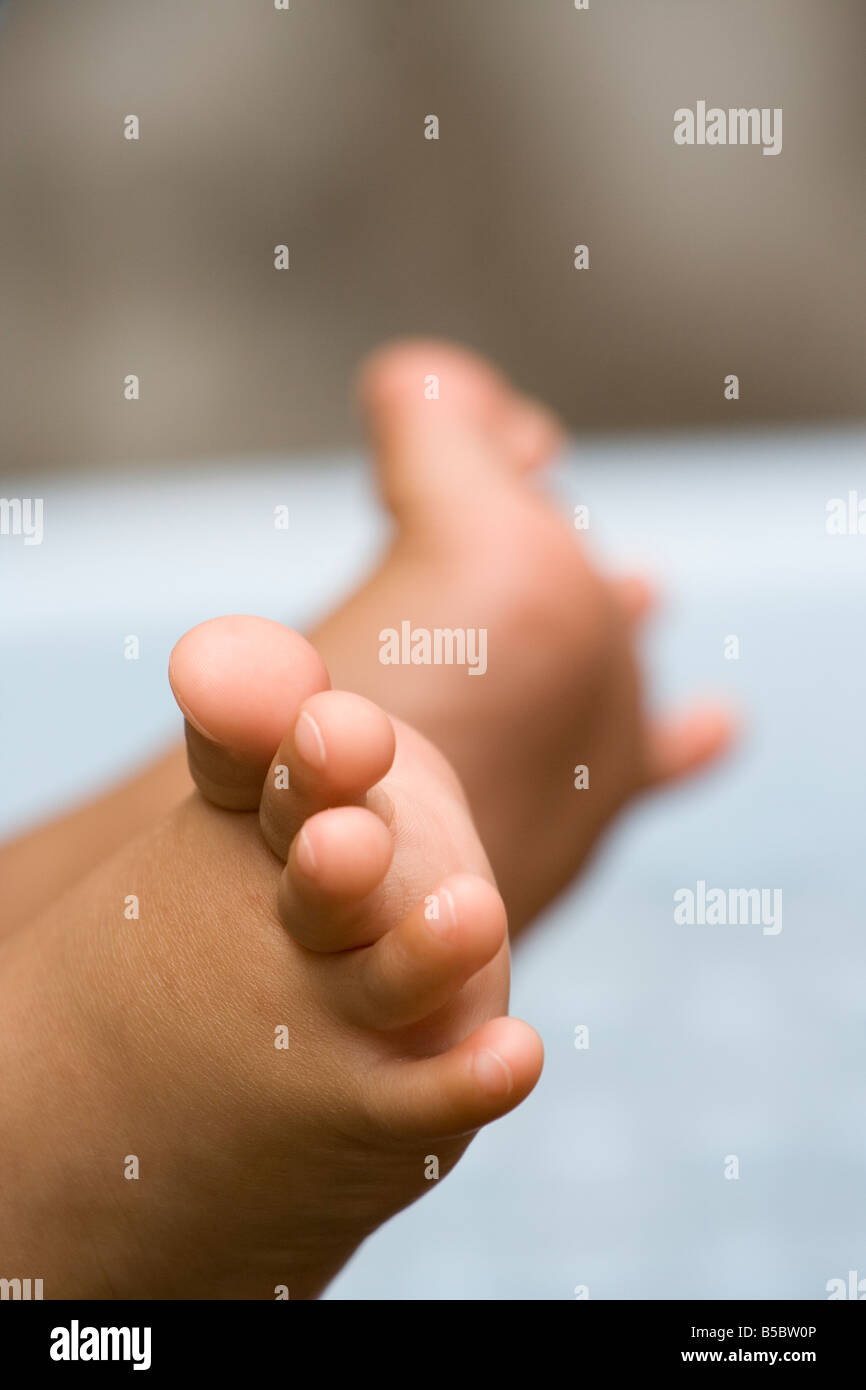 Una foto di Tiny Baby Feet mentre ti diverti Foto Stock