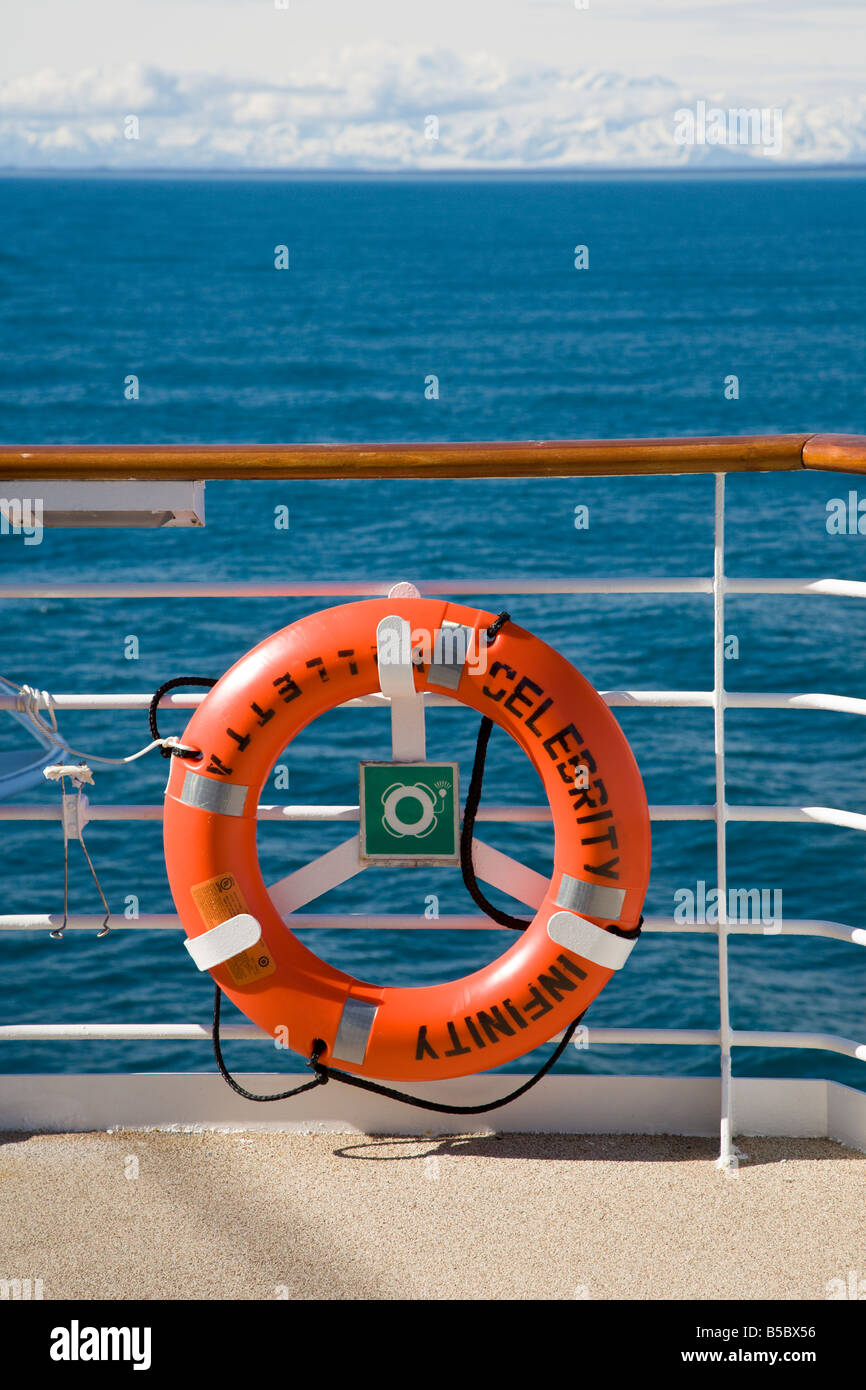 Life Saver anello montato sulla ringhiera del Celebrity Cruise Lines nave Infinity vela il passaggio interno in Alaska Foto Stock