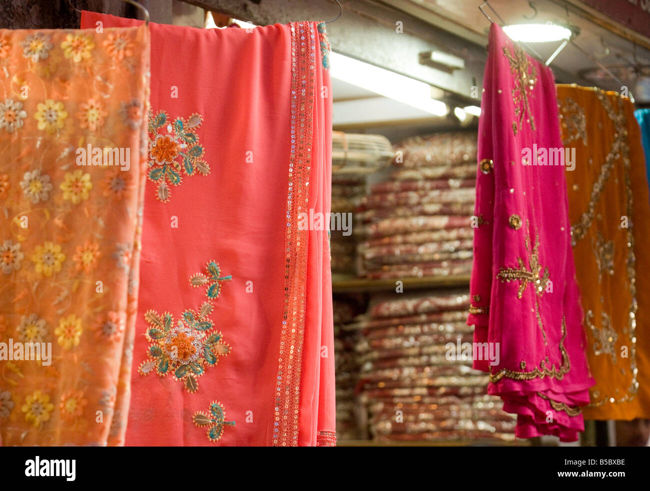 Sari appendere in un sari shop, il mercato Kinari, 'Old Delhi' India Foto Stock