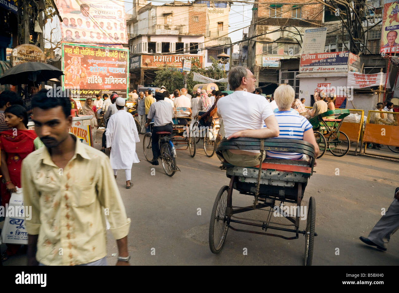 Un turista giovane visualizzare le strade da un risciò bicicletta, 'Vecchia Delhi, India Foto Stock