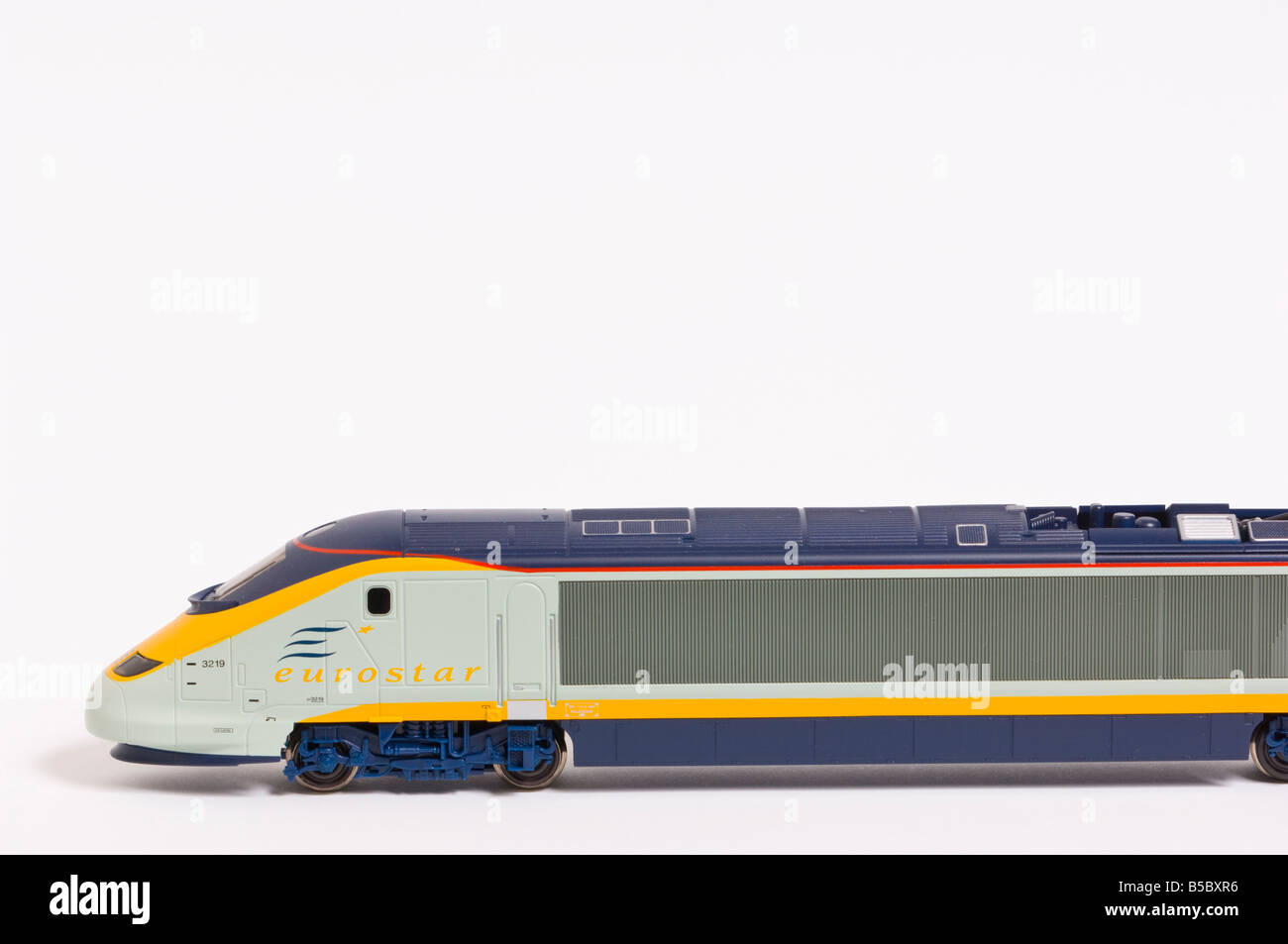 Close up di un Hornby elettrico modello treno Eurostar locomotore sparato contro uno sfondo bianco (tagliare) in uno studio Foto Stock