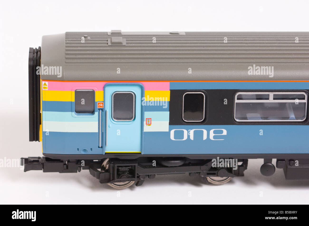 Close up di un Hornby diesel elettrico modello di treno in una livrea sparato contro uno sfondo bianco (tagliare) in uno studio Foto Stock