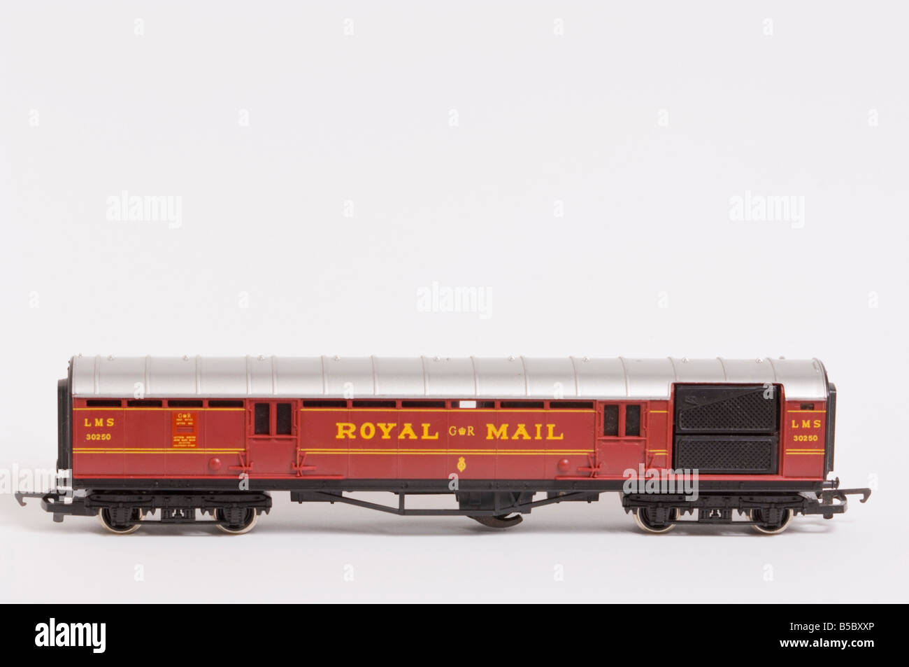 Close up di un Hornby elettrico modello treno Royal Mail carrello sparato contro uno sfondo bianco (tagliare) in uno studio Foto Stock