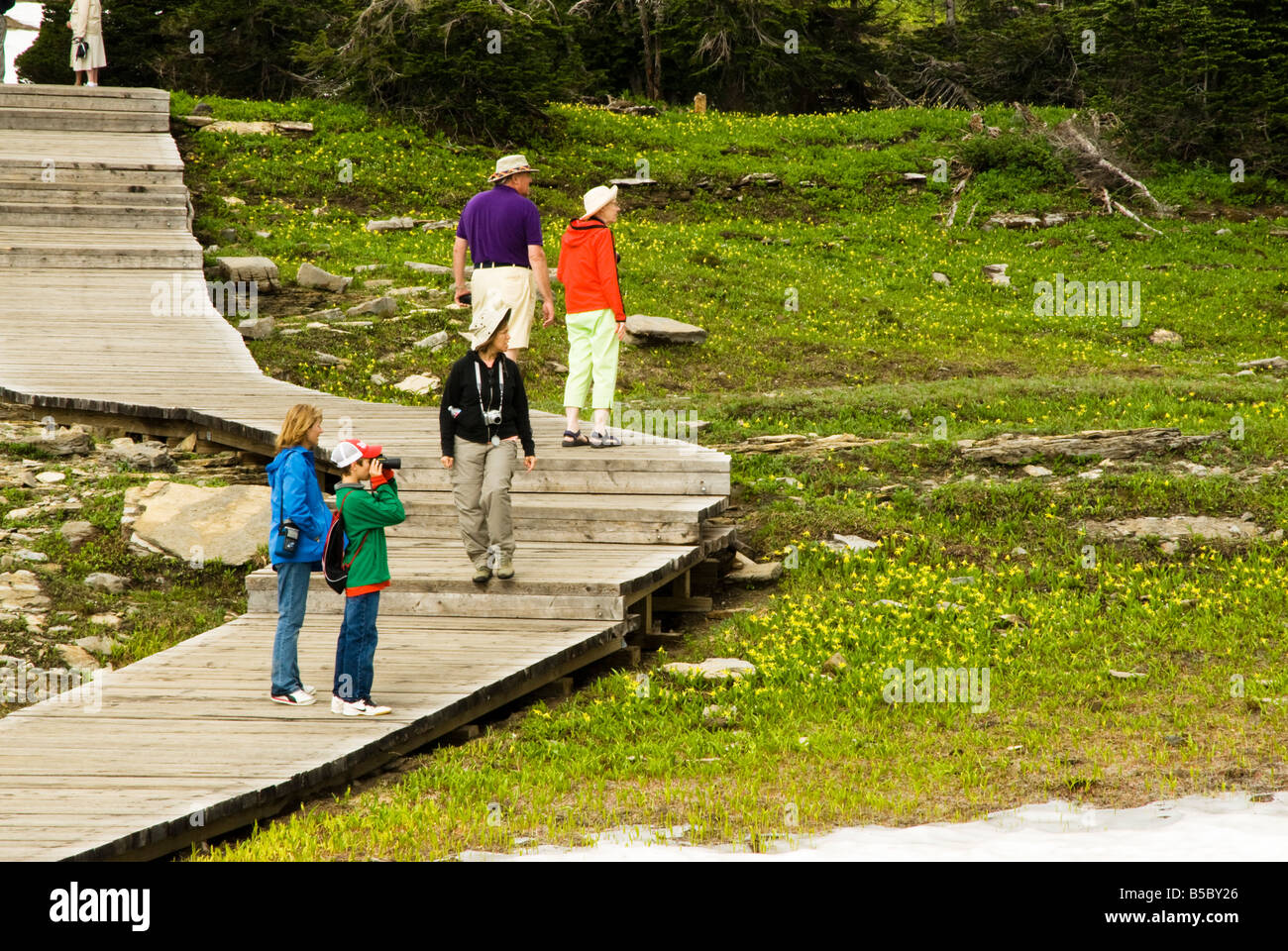 Visitatori sul nascosto lago Trail nel Parco Nazionale di Glacier Foto Stock