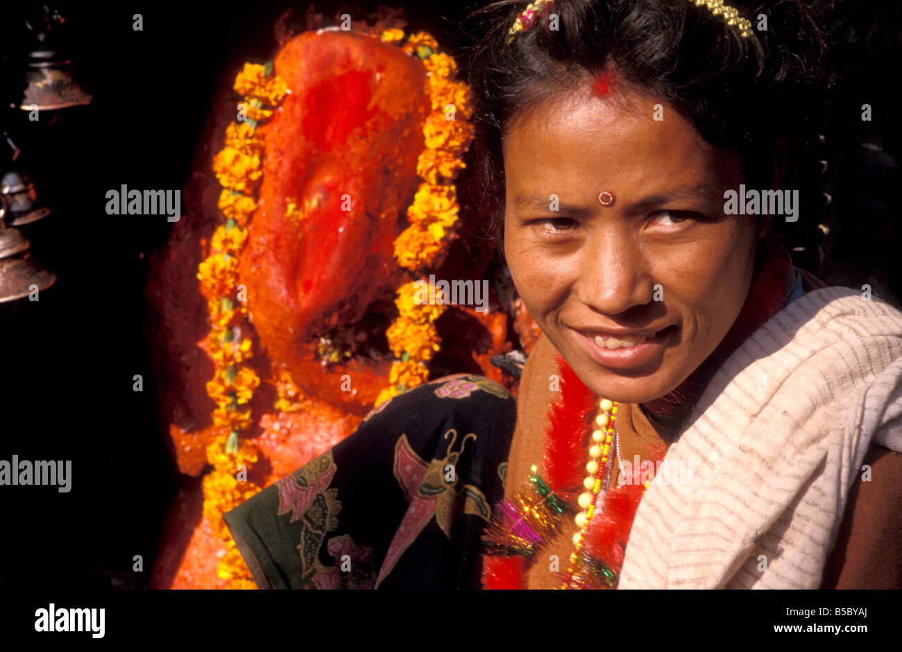 Donna al santuario ganesh Kathmandu in Nepal Foto Stock
