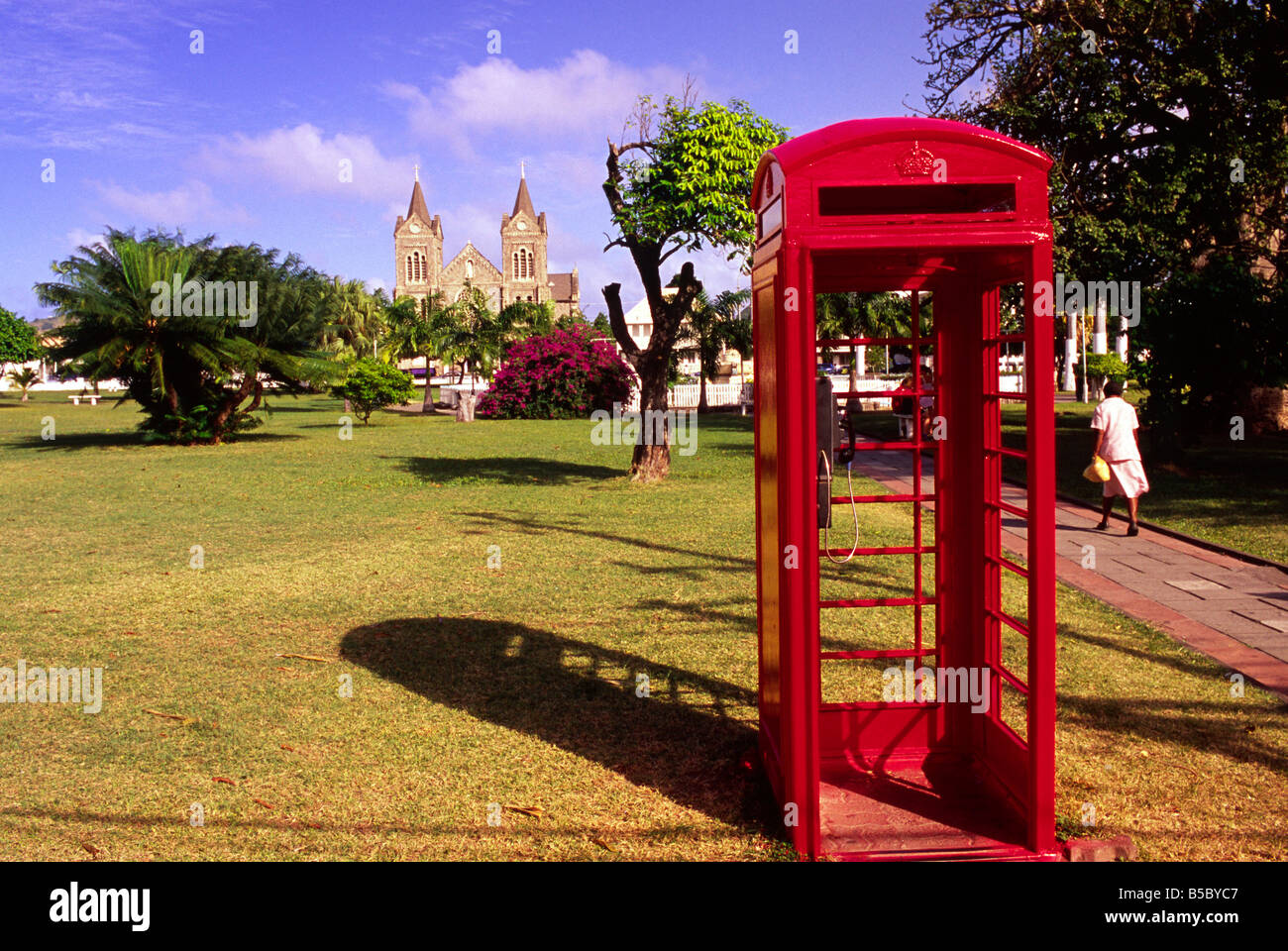 Piazza Indipendenza Basseterre con Cattedrale cattolica romana dell Immacolata Concezione in indietro St Kitts Foto Stock