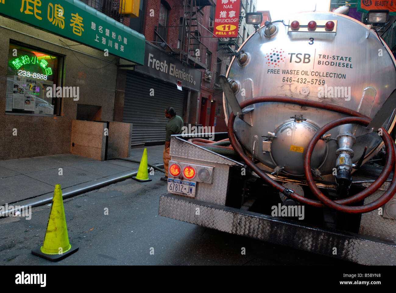 Un carrello che raccoglie olio di scarto da ristoranti di Chinatown in New York Foto Stock