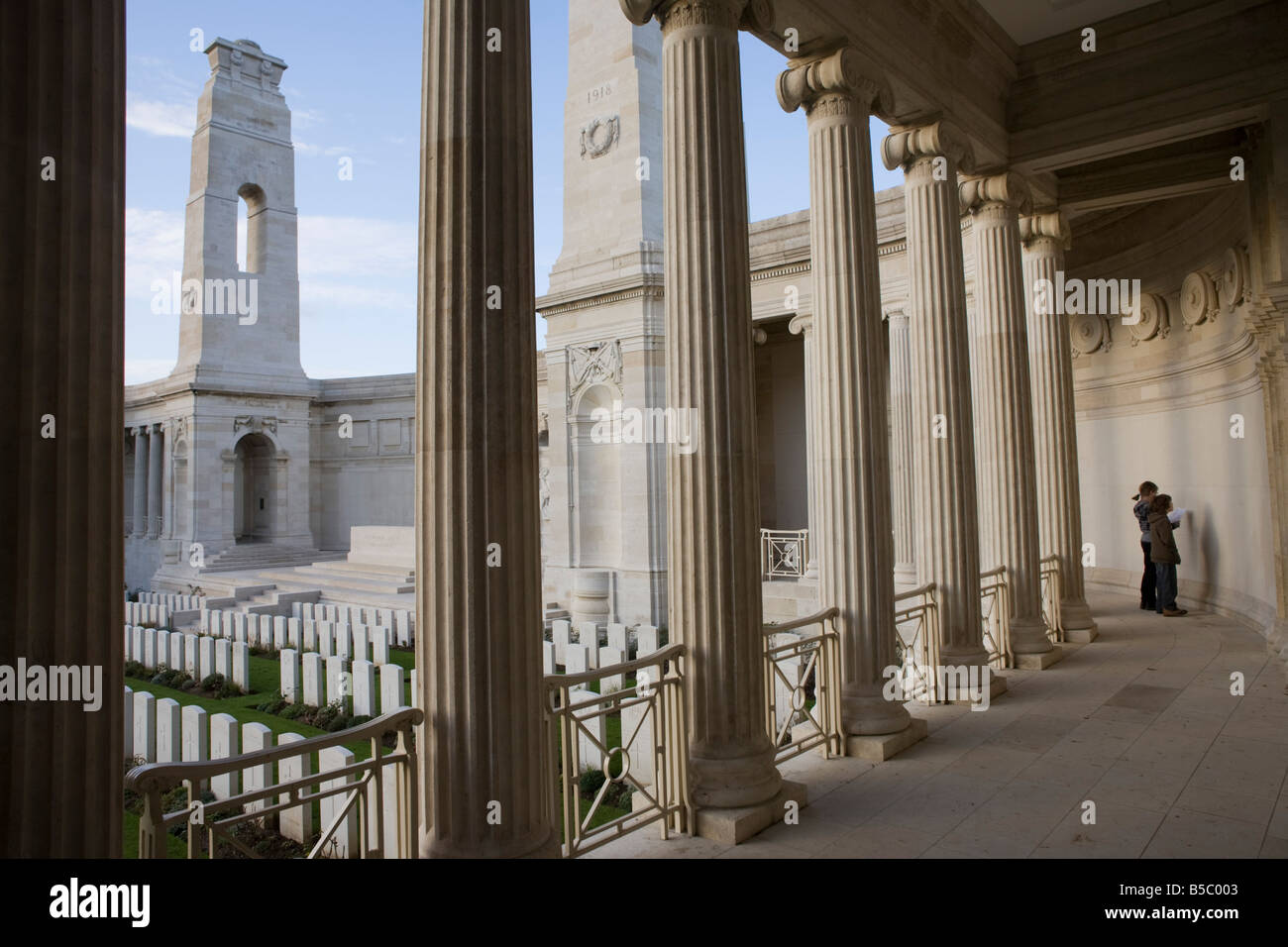 Giovani bambini visitano 2,369 WW1 commonwealth sepolture e commemorazioni di War Graves al Vis-en-Artois cimitero Foto Stock