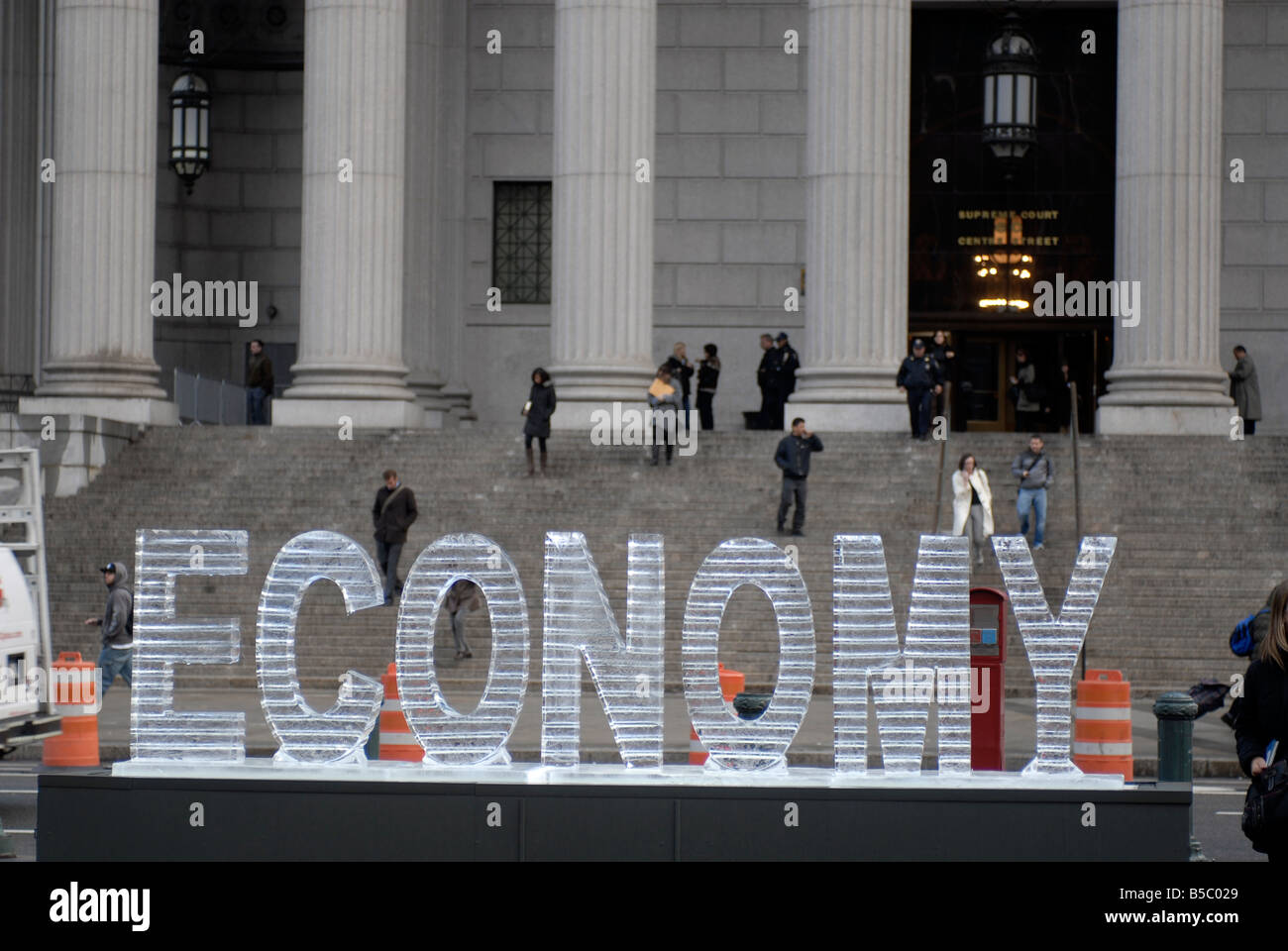 Una scultura di ghiaccio della parola economia intitolata Main Street Meltdown fonde in Foley Square a New York Foto Stock