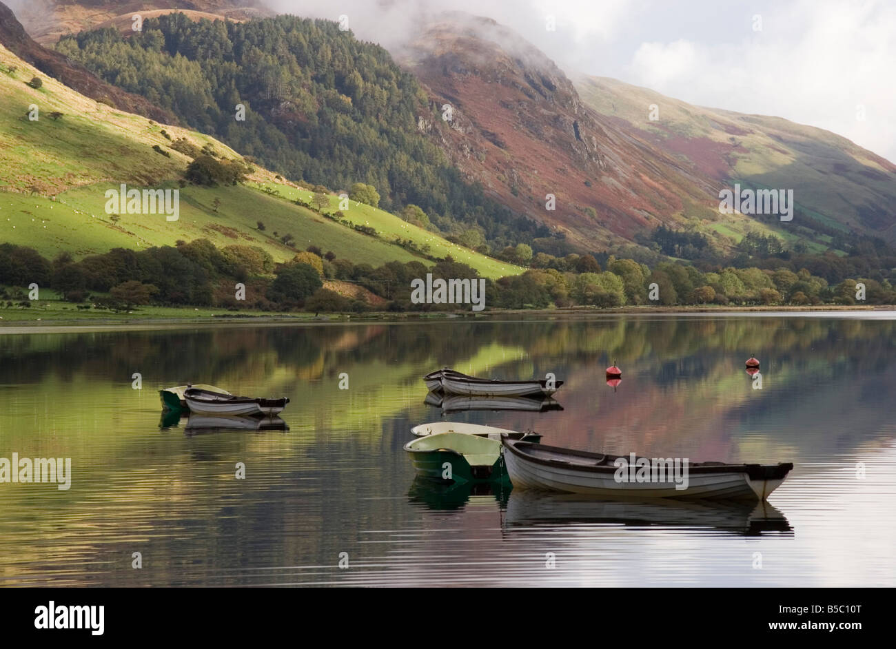 Piccole barche a Tal-y-Lago di Llyn in Snowdonia, Galles Foto Stock