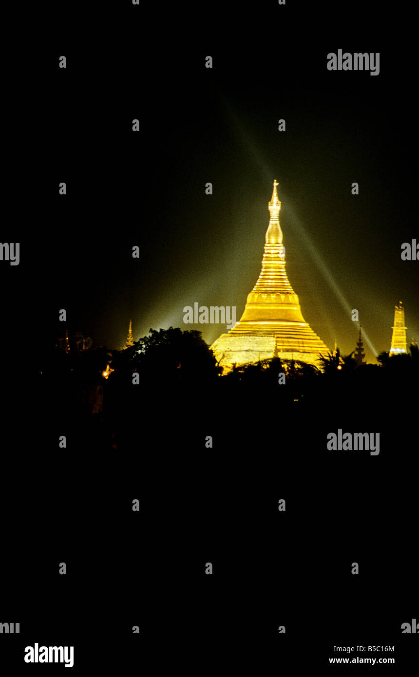 Oro incrostati di guglia della Shwedagon Paya Pagoda ricostruita nel XVIII secolo nella città di Yangon MYANMAR Birmania Foto Stock