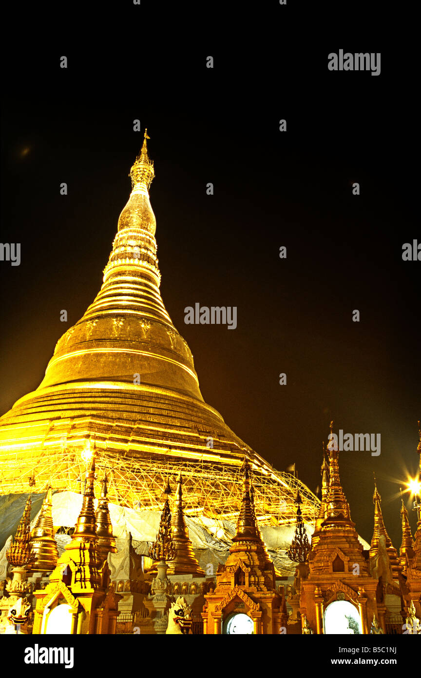 Oro incrostati di guglia della Shwedagon Paya Pagoda ricostruita nel XVIII secolo nella città di Yangon MYANMAR Birmania Foto Stock
