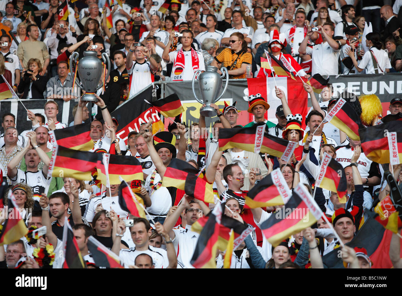 I tifosi tedeschi allietare il loro team prima dell'inizio di UEFA EURO 2008 group stage match contro l'Austria. Foto Stock