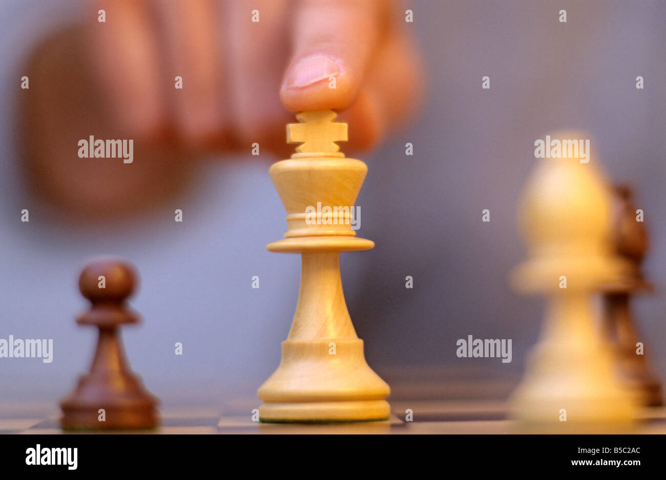Riproduzione di un gioco di scacchi Foto Stock