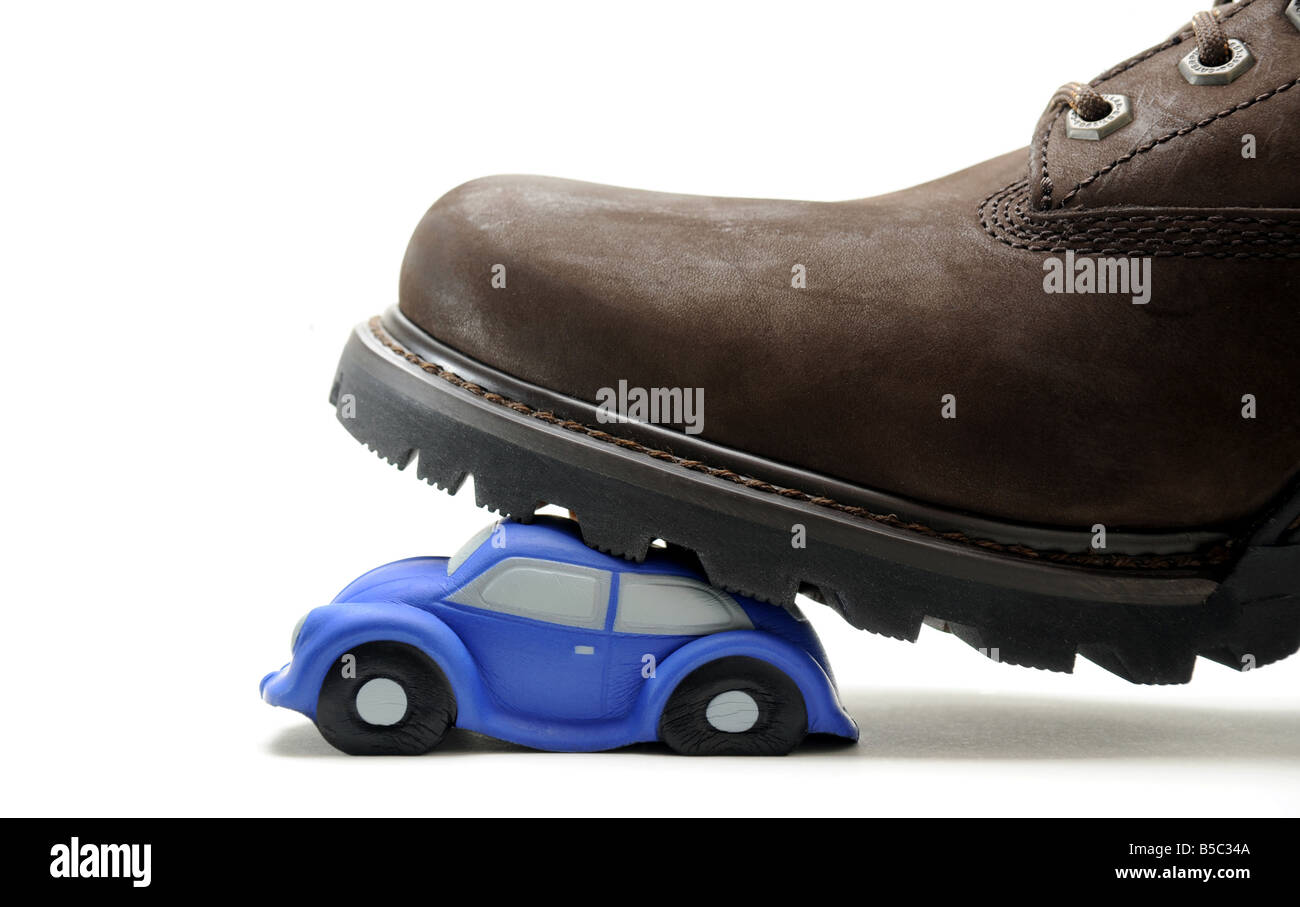 Un modello di vettura schiacciata sotto un MANS BOOT. Foto Stock