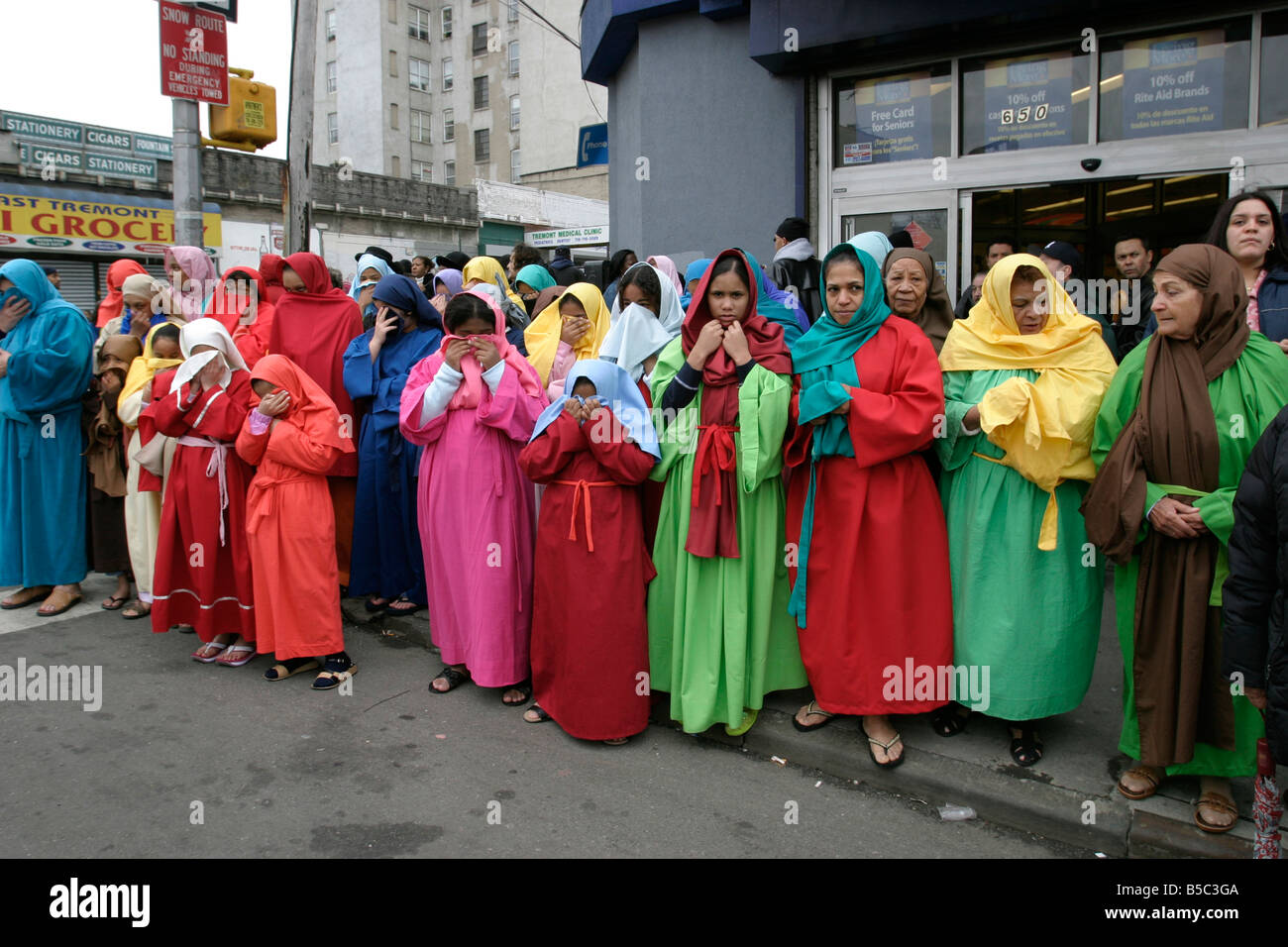 Donne vestiti con i costumi di partecipare a un Buon Venerdì rievocazione  storica delle stazioni della croce nel Bronx, New York Foto stock - Alamy