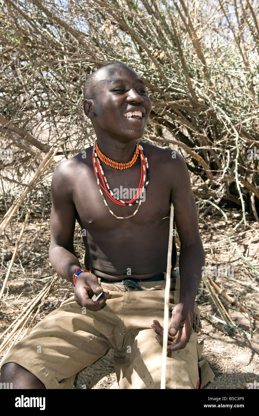 Un membro della tribù Hadza si prepara per andare a caccia Lago Eyasi Tanzania Foto Stock