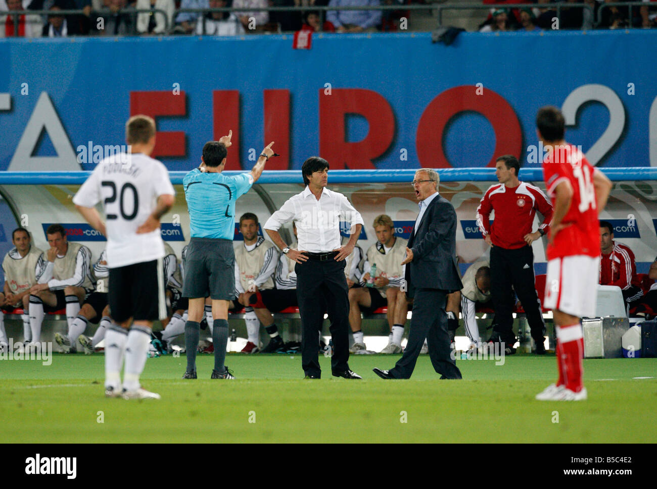 L'allenatore tedesco Joachim Low (C) viene espulso da una partita della fase a gironi di UEFA Euro 2008 contro l'Austria. Foto Stock