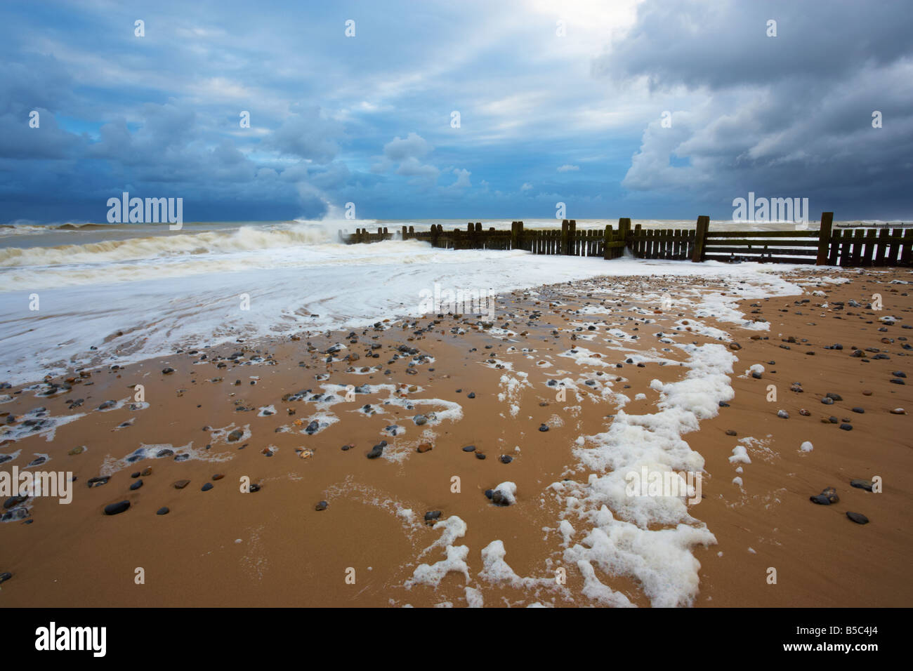 Una mattina tempestoso a Walcott spiaggia sulla costa di Norfolk Foto Stock