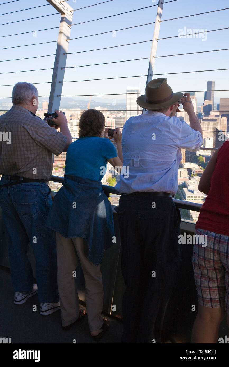Visitatori turistici di scattare foto dal ponte di osservazione dello Space Needle a Seattle, Washington, Stati Uniti d'America Foto Stock