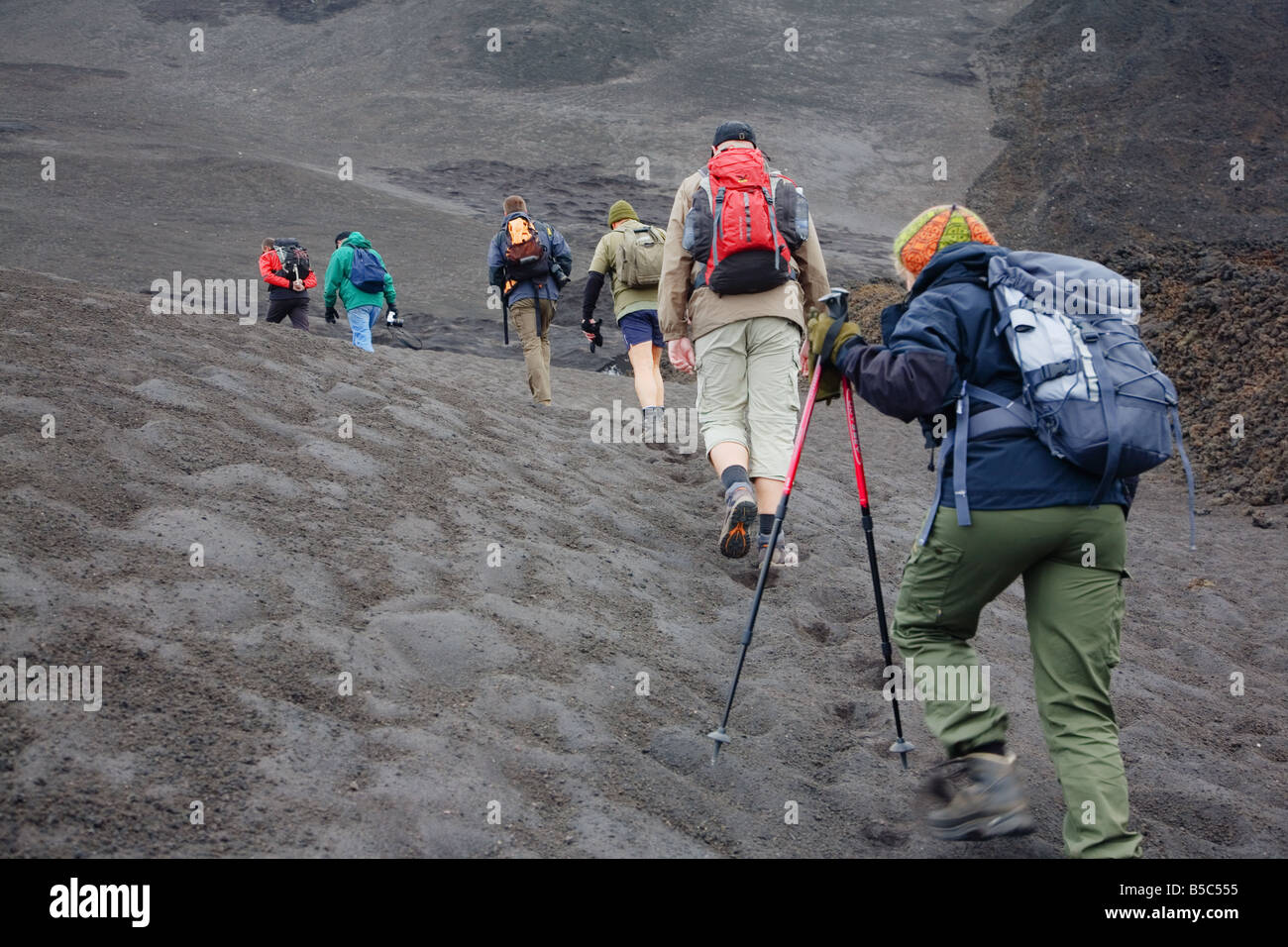 Gruppo di escursionisti climbing Mt. Vulcano Etna Foto Stock