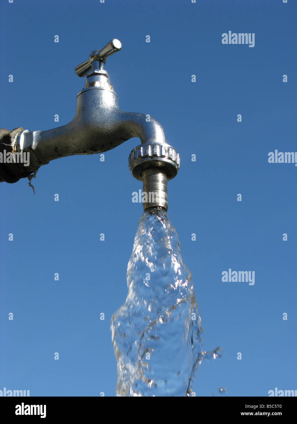 Esecuzione di rubinetto di acqua Foto Stock