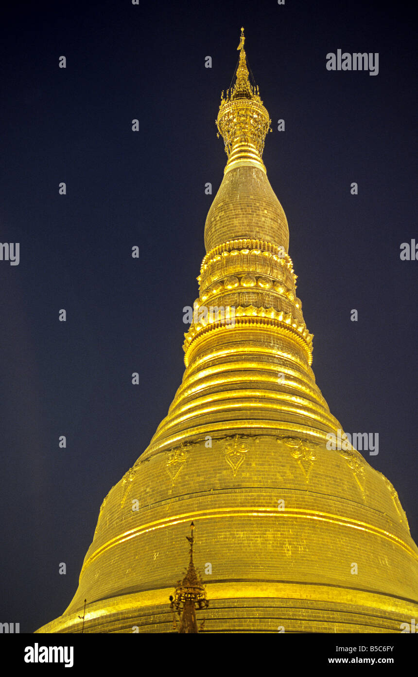 Oro incrostati di guglia della Shwedagon Paya Pagoda ricostruita nel XVIII secolo nella città di Yangon MYANMAR Birmania Foto Stock