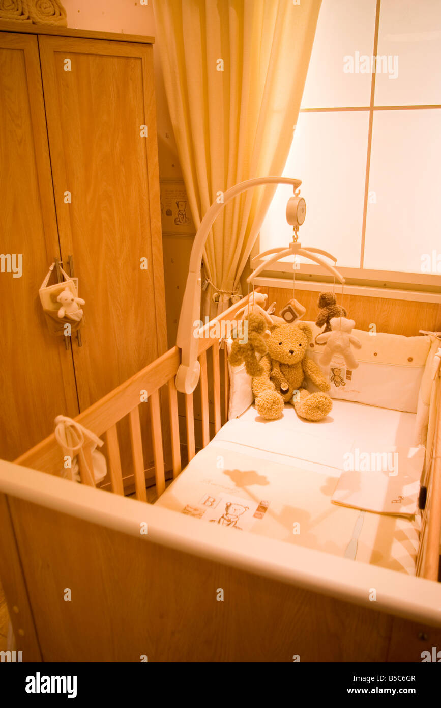 Baby boy's nursery room decorazione di mobili con soft giocattolo mobile Foto Stock
